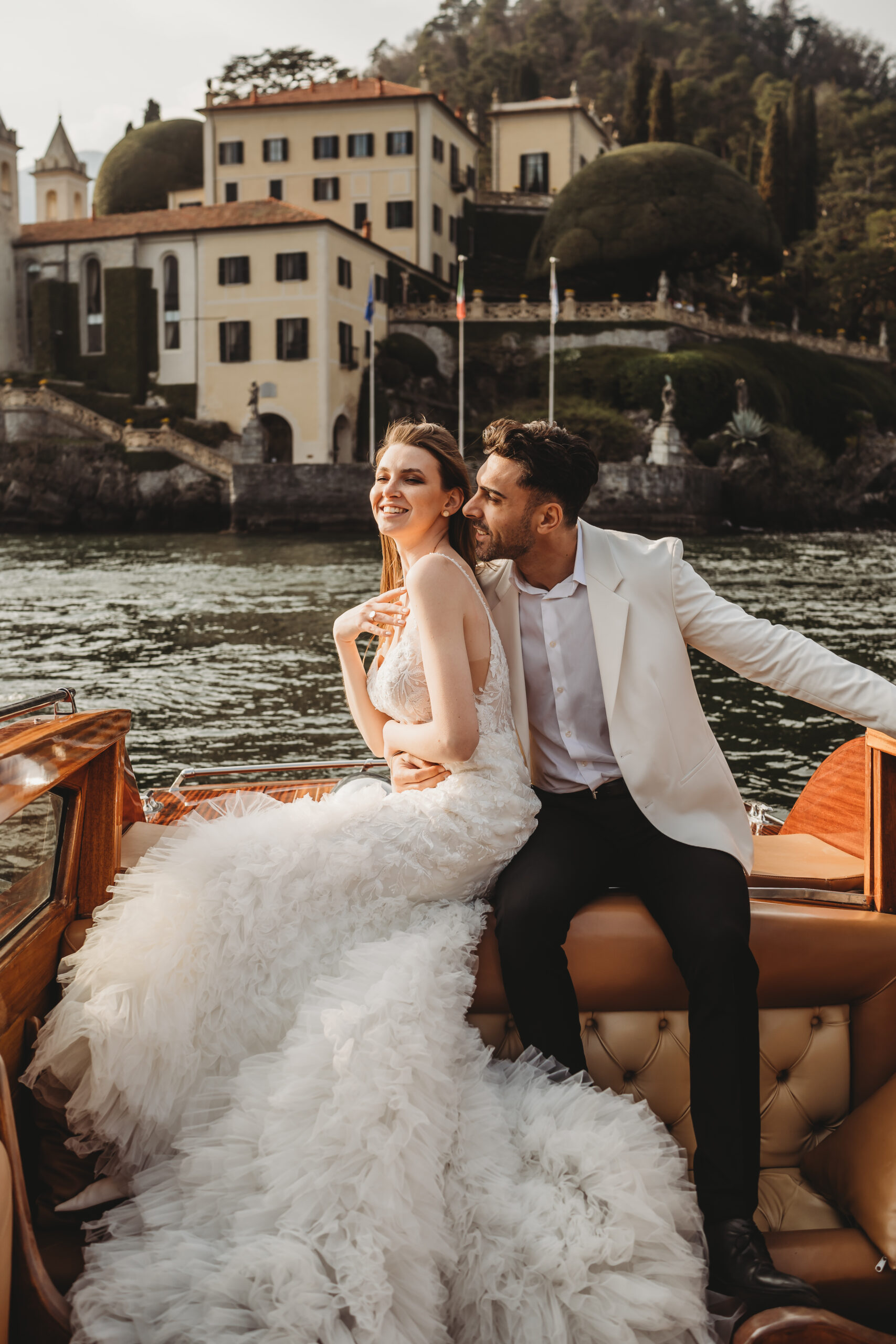 a newly wed couple posing outside one of the famous villas of lake como