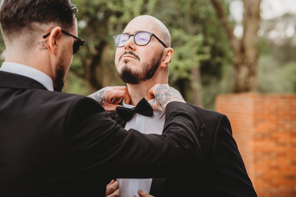 newbury wedding photography of the ushers helping each other do their ties ready 